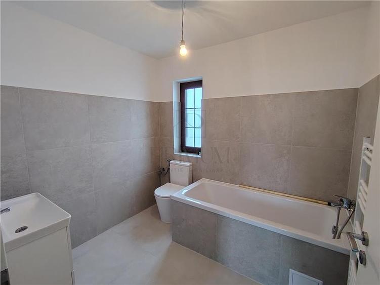 Duplex despartit prin camera tehnica - toate utilitatile- zona excelenta
