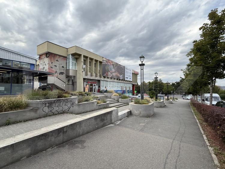 Apartament spațios cu 2 dormitoare, decomandat, zona UMF