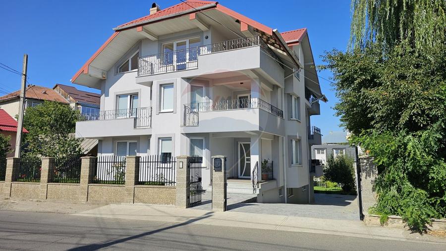 Casă / Vilă de lux cu 8 camere de vânzare in Obcini, Suceava