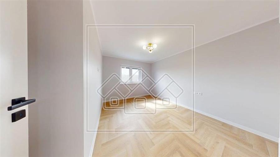 Casa individula de vanzare, teren mare, 4 camere, la cheie, zona buna