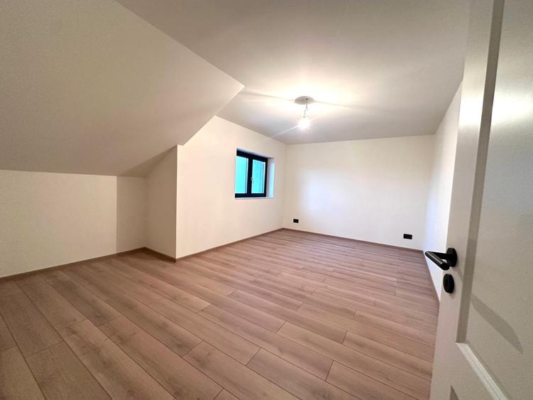Duplex despartit prin camera tehnica- 5 dormitoare si 3 bai - Mosnita Noua