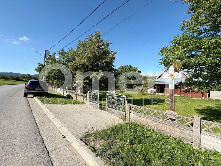 Casă la țară cu șură și grajd, în Vălenii Lăpușului – priveliște panoramică