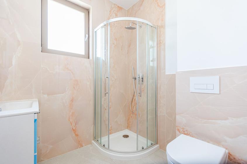 Casa Modernă cu Spații Vitrate Generoase