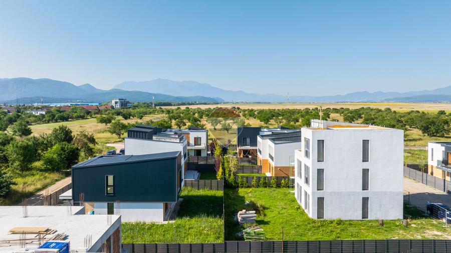 Casă / Vilă cu 4 camere de vânzare în zona Ghimbav Livada