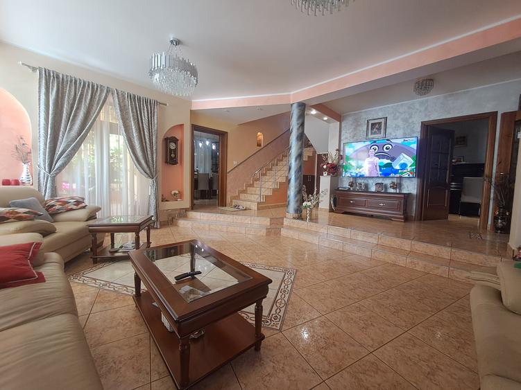 Casa individuala cu piscina. P+1+M. zona foarte buna