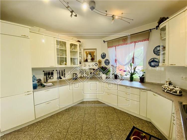Vila individuala in Avrig - confort lux - 7 camere, 4 bai, 2 balcoane