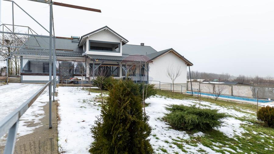 Vilă cu piscină –ideală pentru familie sau pensiune, Bacu-acces A1/A0