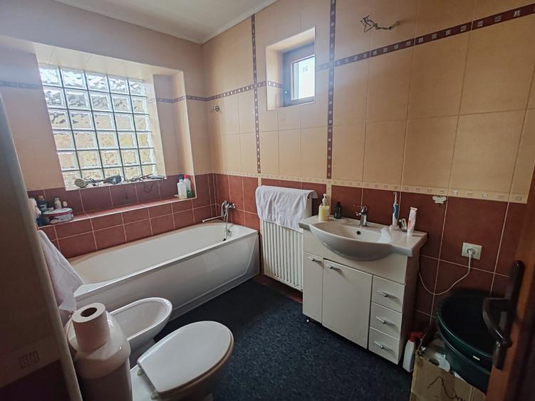 Casa 4 camere libera la vanzare GHIMBAV - zona Garii