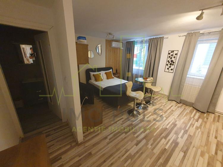 Casa + 5 apartamente + spatiu de inchiriat + parcari. Pretabil locuit + afacere