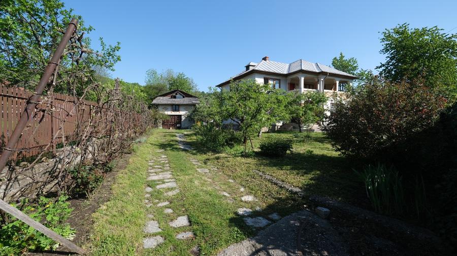 Vanzare casa mare cu etaj si 6200 mp teren intravilan Fieni, judetul Dambovita