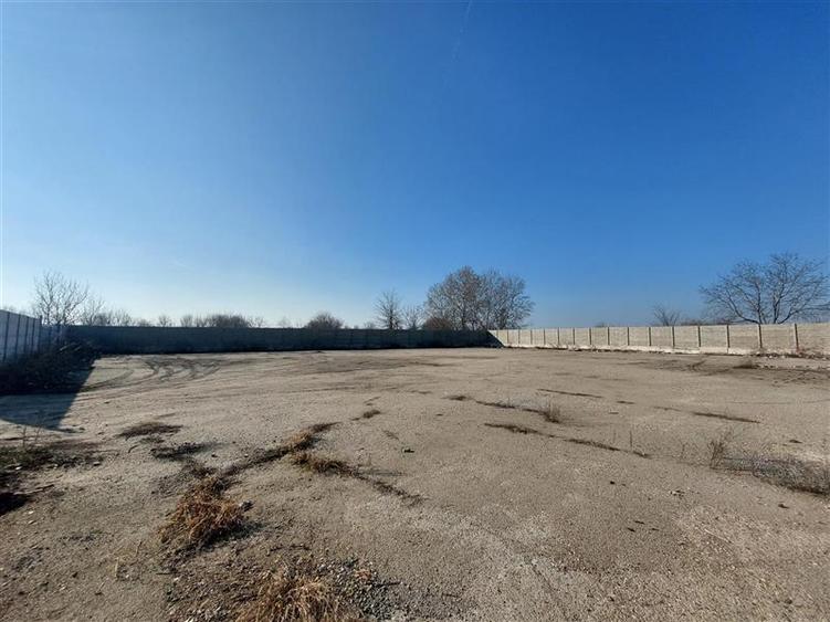 Teren ingradit si betonat, in apropiere de Aeroport