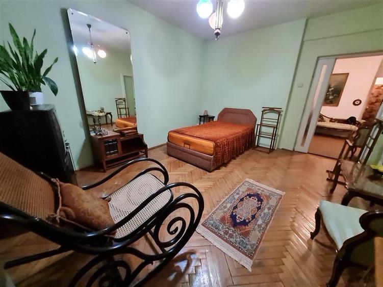 Decomandat pe 2 camere+ birou, etaj 1, Bulevardul Grivitei, Brasov