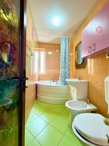 SE INCHIRIAZA micro-apartament tineresc, 2 camere, etaj 4 (cu sarpanta), situat - 4