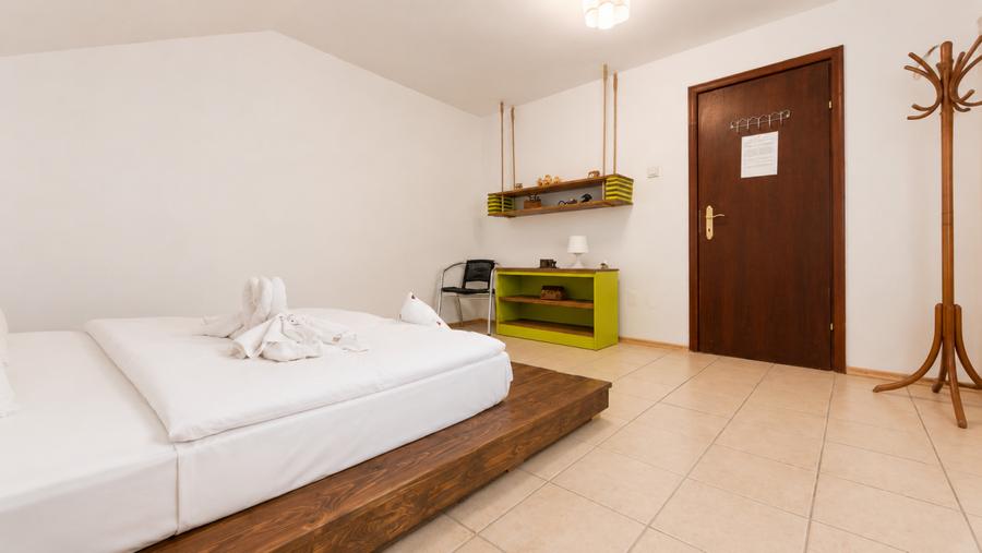 Pensiune turistică de vânzare in Corbu | 7 camere | Teren 1000mp