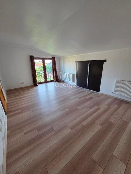 Casă cu 5 camere și garaj, teren 1400 mp