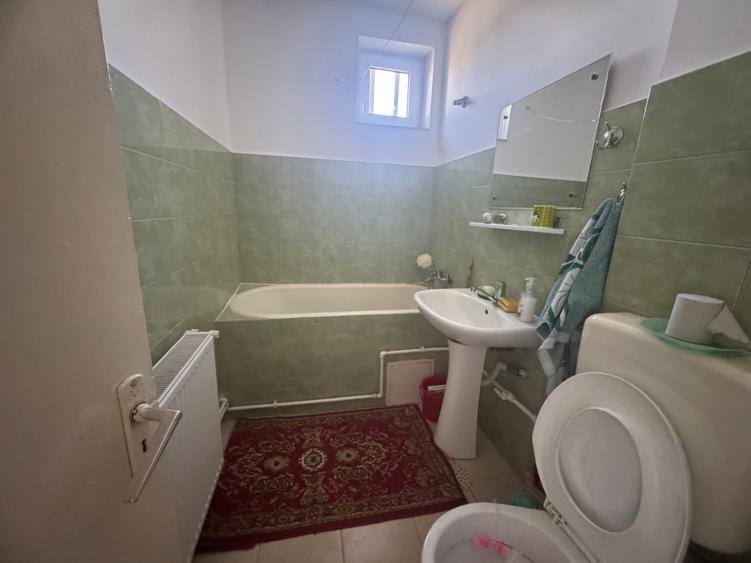 Vând apartament cu două camere etajul trei