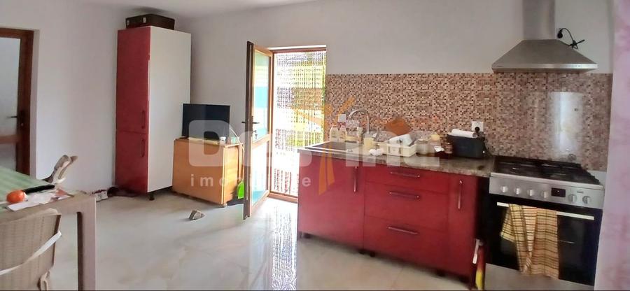 Casa duplex Baicoi, intrare si curte separata