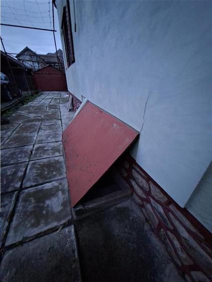 Casa 4 camere pivnita curte individuala Zona Lazaret