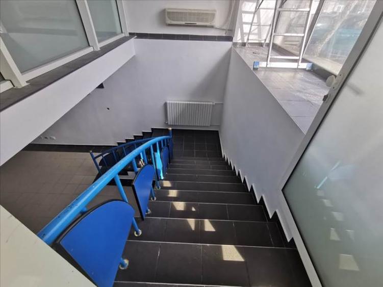 Sp comercial central (parter stradal, renovat) plus demisol iluminat natural