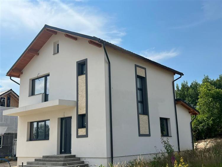 Casa cu 4 camere 5 ari teren