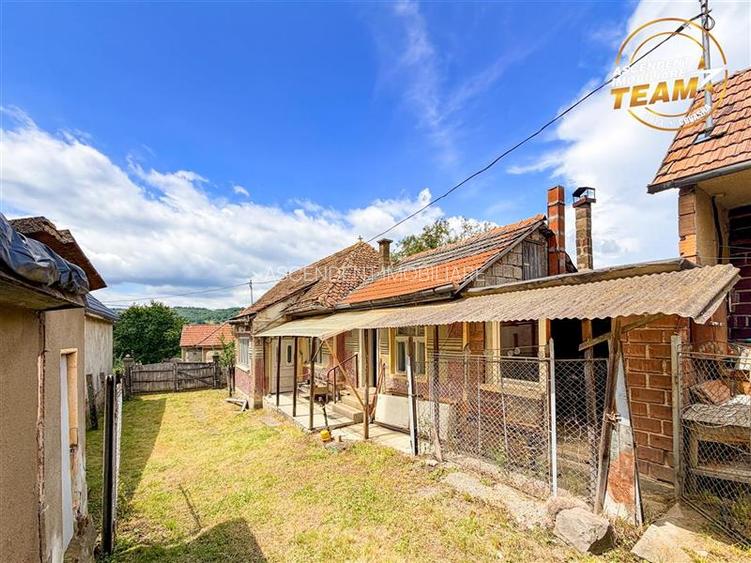 Casa din caramida cu 1.087 mp teren, pozitie centrala, utilitati la poarta, Micf - 54