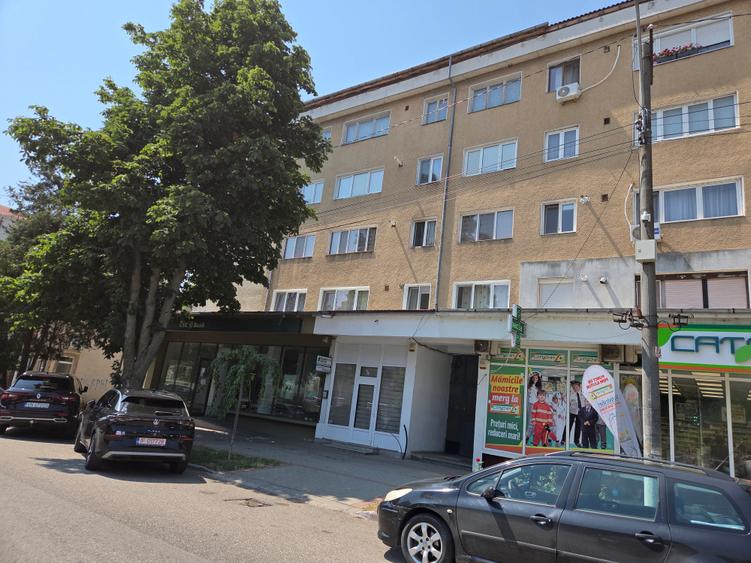 Apartament 4 camere etaj 2 zona centrului vechi Casa de Cultura Adjud