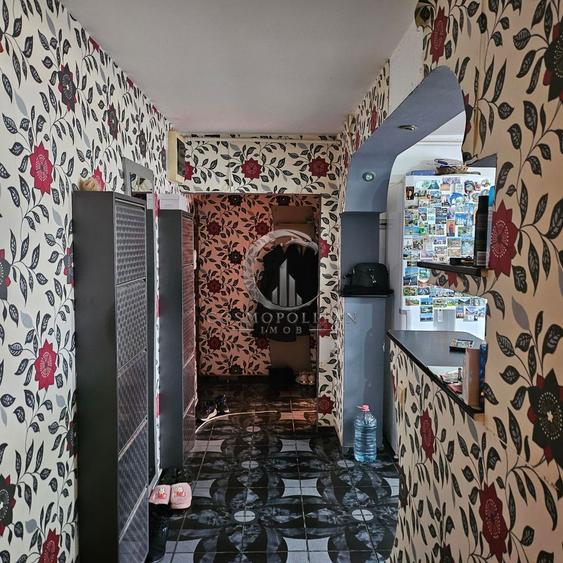 Apartament cu 3 camere ~ zona Brosteni / Colegiu ~ etaj 3 din 4