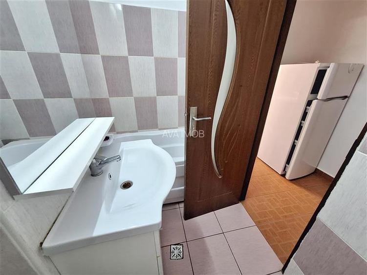 Garsoniera mobilata si utilaat, cu centraal, zona Bistrita Lac Bacau - 15