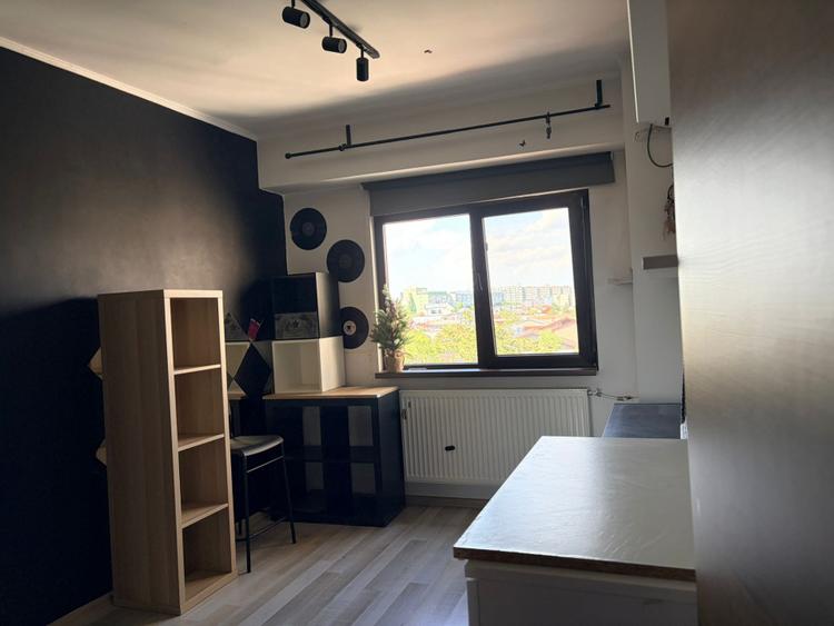 Apartament - 3 camere - semidecomandat - Tineretului