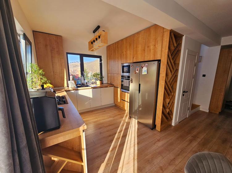 Casă tip duplex, 120 mp utili, teren 305 mp, complet mobilată, Valea Seaca