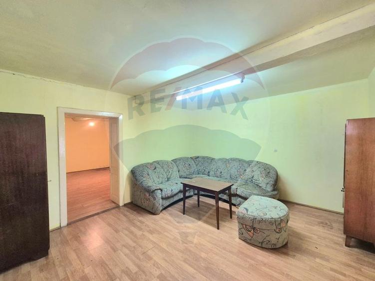 Casă / Vilă cu 3 camere de vânzare în zona Central