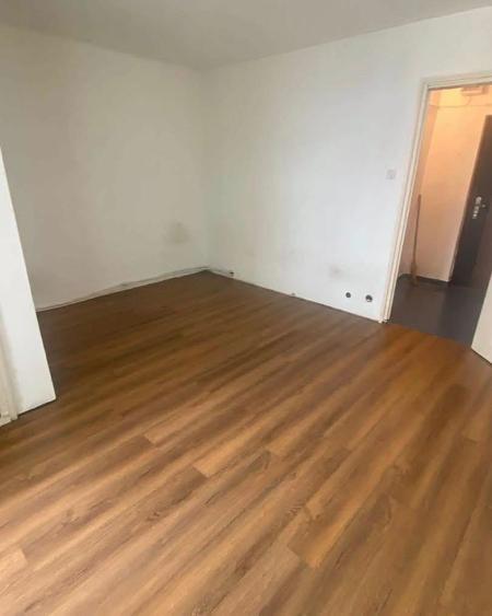 Luminisului garsoniera etaj 1 pret 22900 eur
