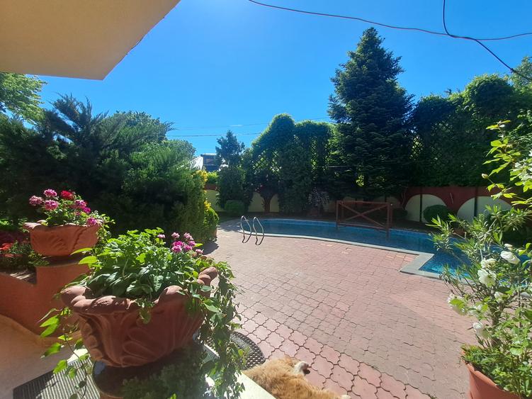 Casa individuala cu piscina. P+1+M. zona foarte buna