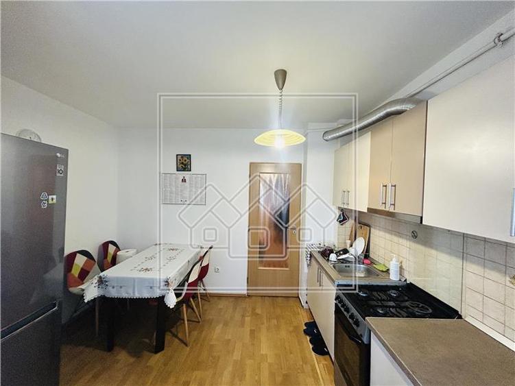 Ap decomandat, 60 mp utili, 2 camere si balcon - Turnisor