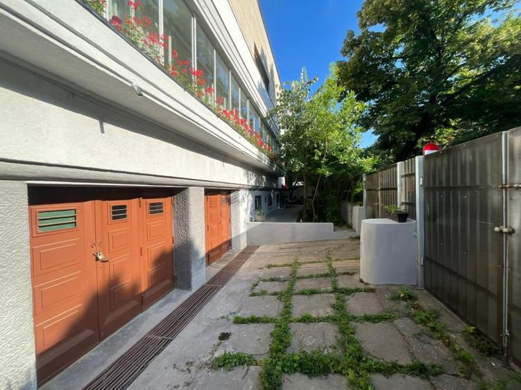 Vanzare jumatate vila arhitectura modernista Cotroceni cu 2 garaje terasa 54mp