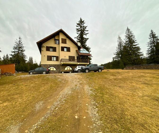 Vilă cu 10 camere P+2E+M 400 M² utili 2800 M² Teren Comandau