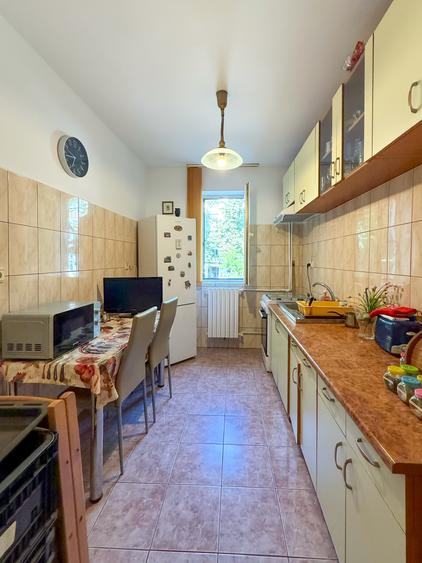 Tomis II – 2 camere, etaj 1/4, zonă centrală cu spații verzi, renovat | tur360