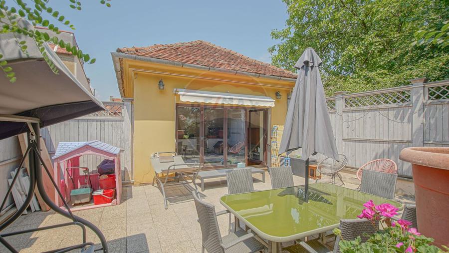3 camere în Centrul Istoric: 90 mp, curte privată și vedere spre Tampa