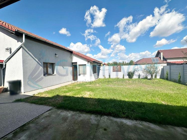 Casa spatioasa cu garaj, terasa si curte de vanzare in Nojorid, Bihor