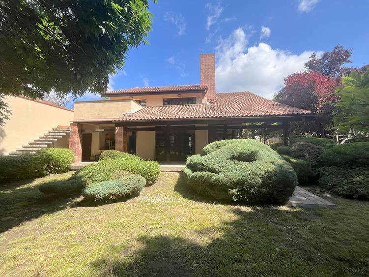 Casă deosebită 5 camere – grădină matură