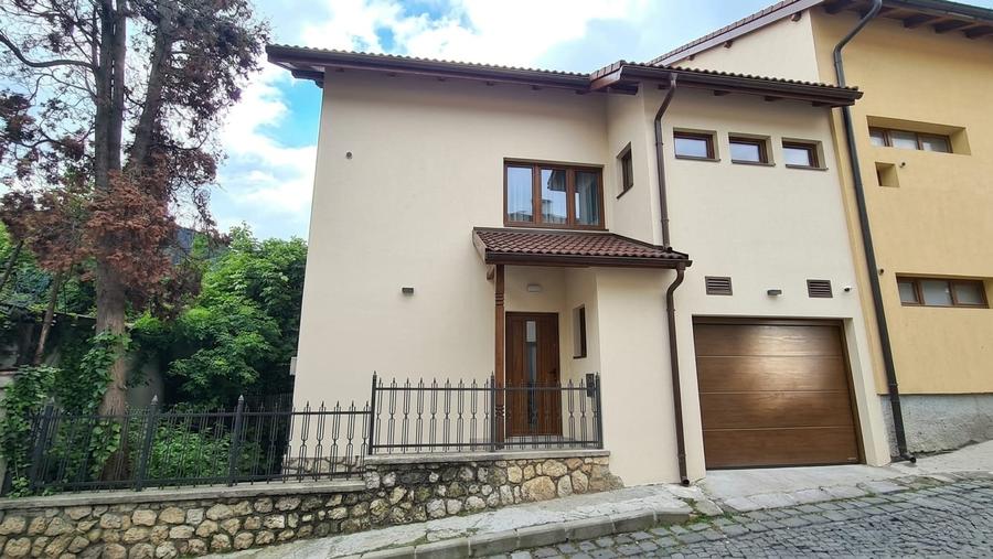 Casa Tip Vila - cu garaj - singur curte - Centru Istoric