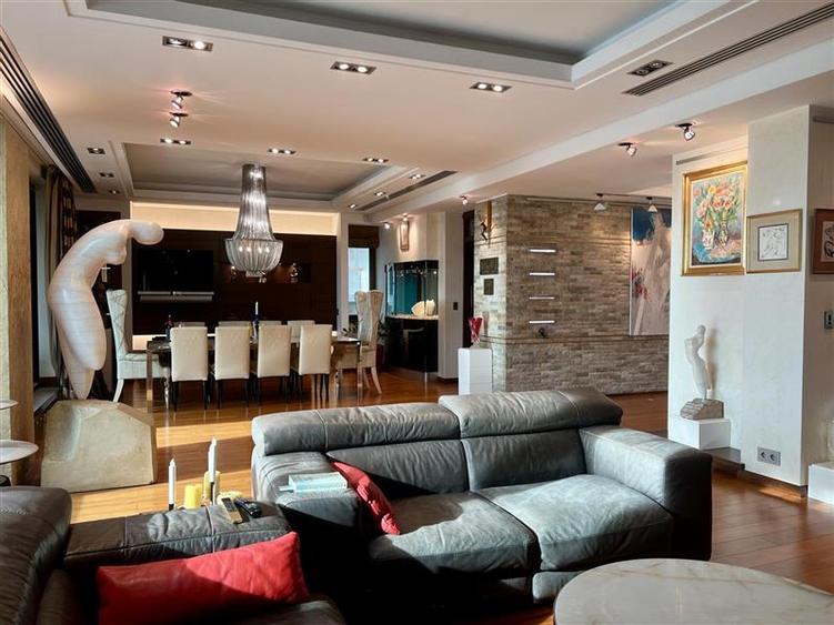 Penthouse spectaculos cu vedere catre parc