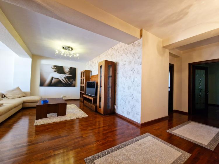 De închiriat Apartament de 3 Camere, Vedere la Mare, în Centru, 180mp utili.