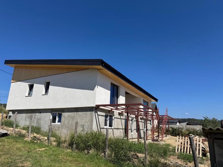 Casă de vânzare, 195 mp util, teren 5 ari, zona Tautii Magherus