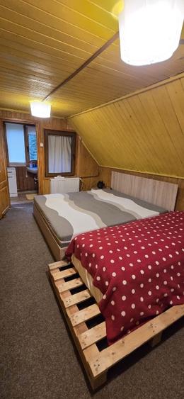 CABANA la munte, intabulata, renovata, mobilata, cu centrala si soba noi (lemne)