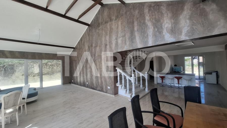Casa de vanzare 405 mp utili 2 garaje 250 mp terase Slimnic Sibiu