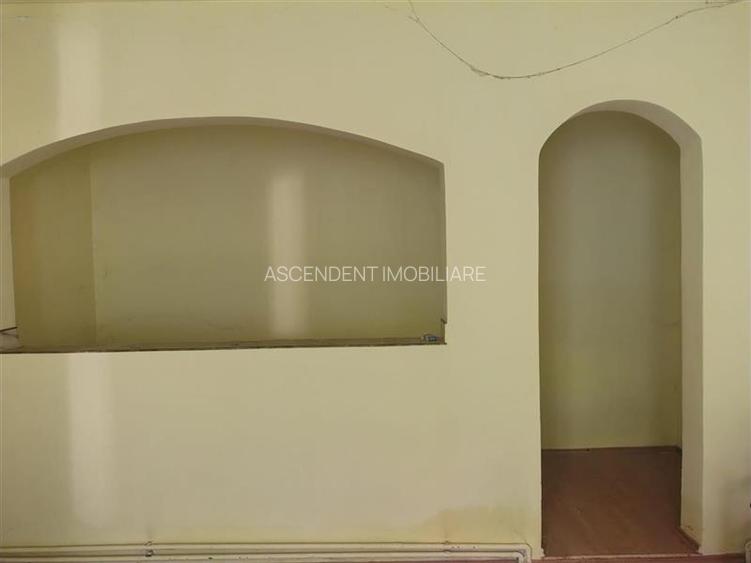 Proprietate cu teren 2.826 mp, 2 corpuri de casa, 9 camere, 3 bai, 2 garaje, pot - 4