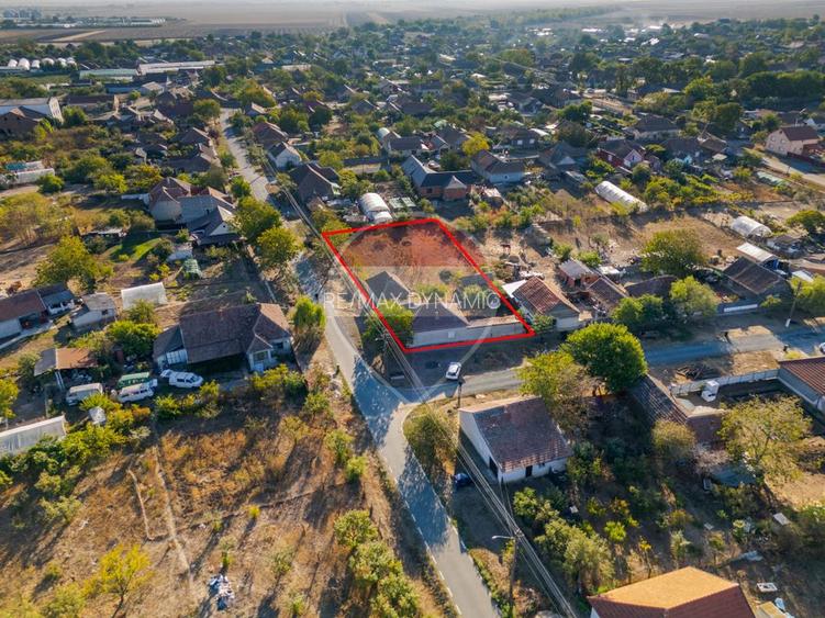 Proprietate cu teren 1.359 mp, poziție pe colț și utilități la strada