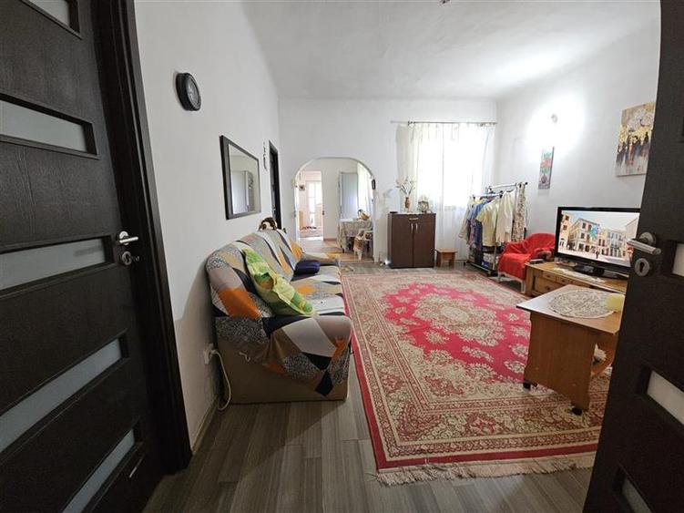 Casa spatioasa de vanzare in centrul satului Racaciuni – teren generos, livada,