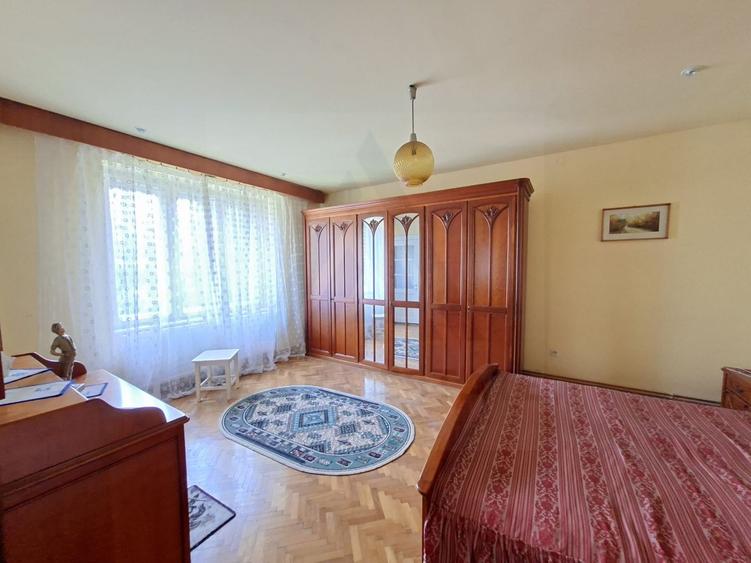 Apartament 4 camere 110 mp utili cu teren aferent si 2 bai Central